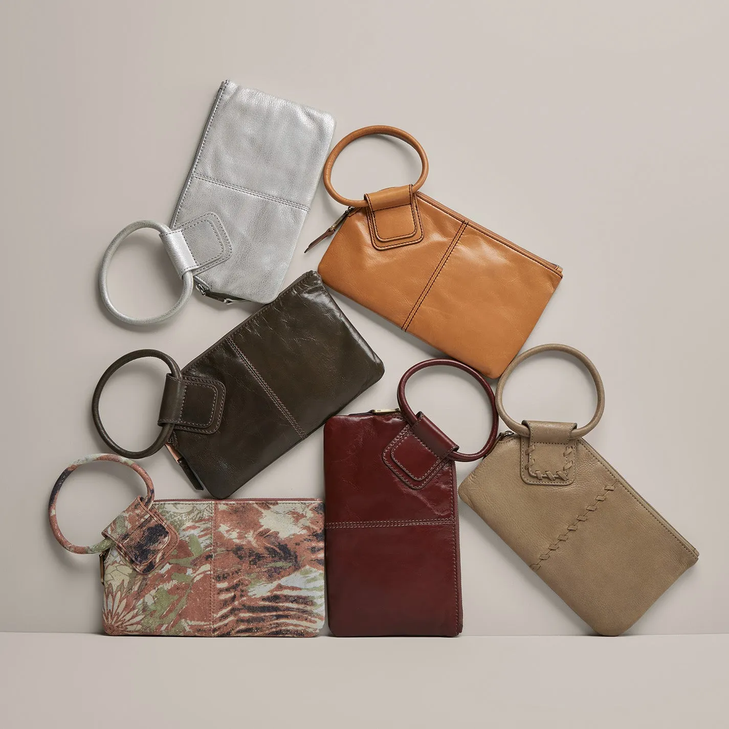 Sable Wristlet In Polished Leather - Natural